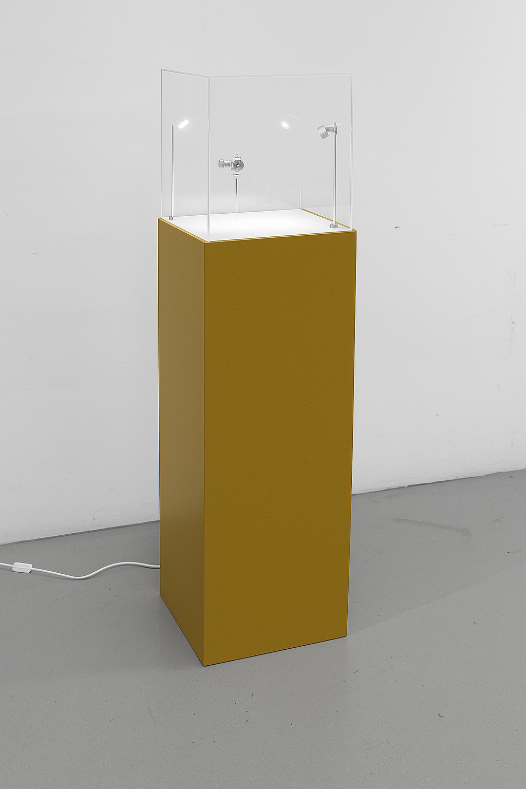 totem da terra laccato oro con teca in plexiglass e illuminazione con faretto led